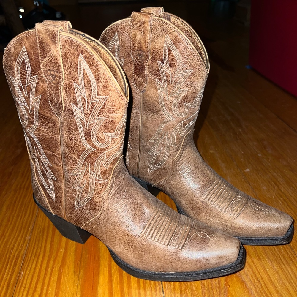 Ariat snip toe boots.  Womens 9.5